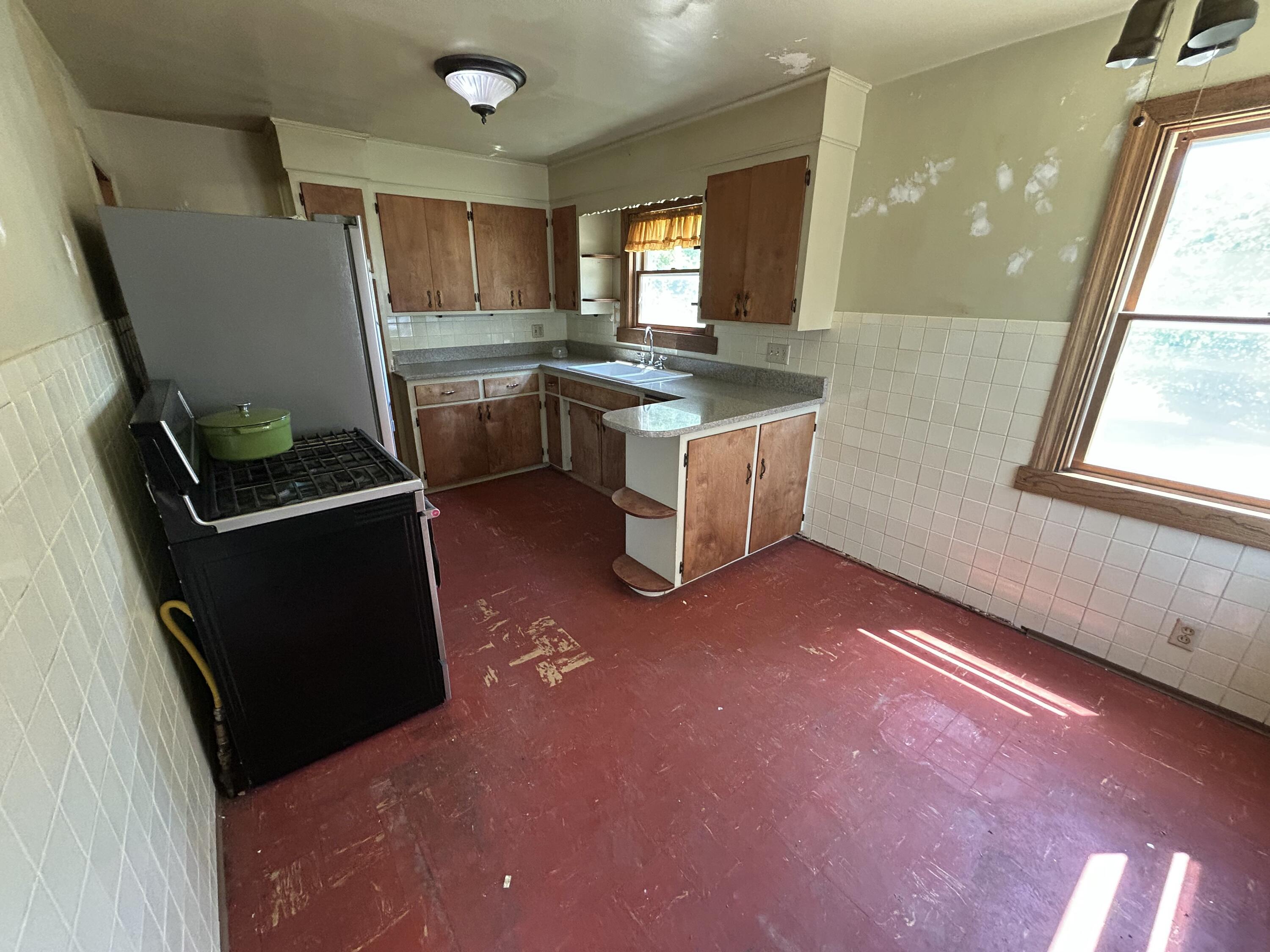 6845 Highway 31 Caledonia, WI 53402 - Photo 6 of 21 Bright eat in kitchen