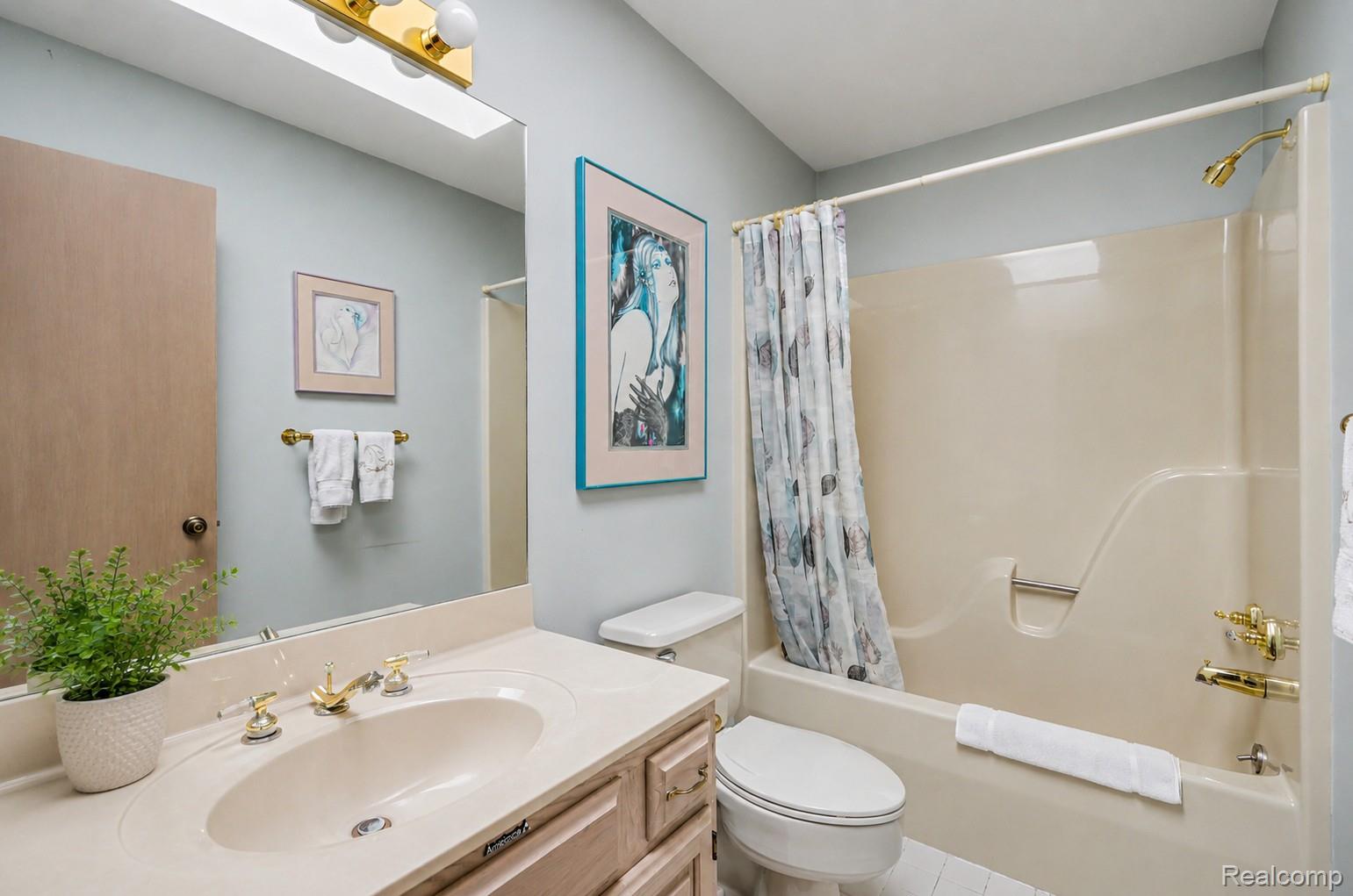 6638 Ridgeview Drive Clarkston, MI 48346 - Photo 15 of 28 2nd full bathroom