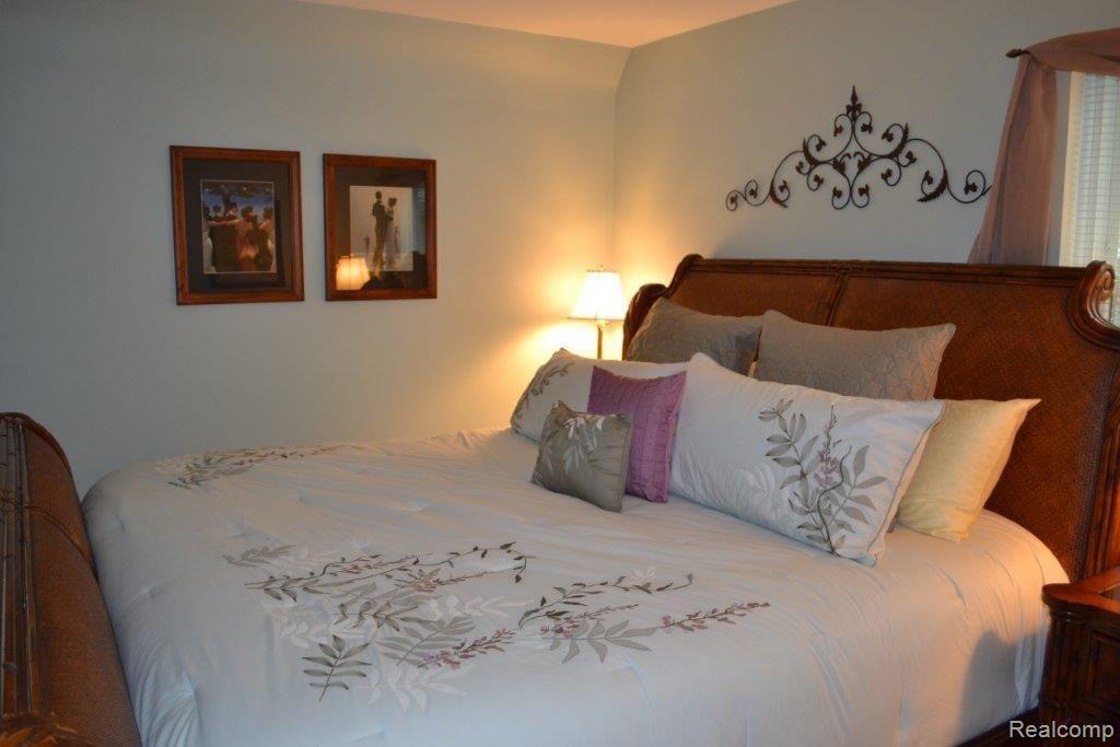803 Barrington Road Grosse Pointe, MI 48230 - Photo 10 of 15 Barrington 292.jpg