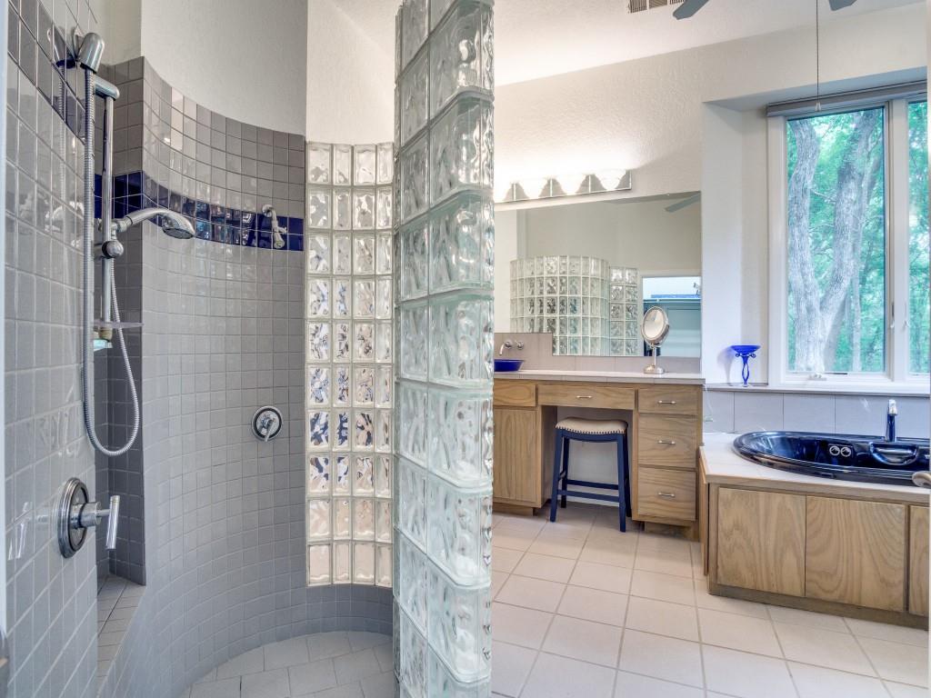 1014 Amanda Drive Mansfield, TX 76063 - Photo 18 of 40 a kitchen with a refrigerator and a stove