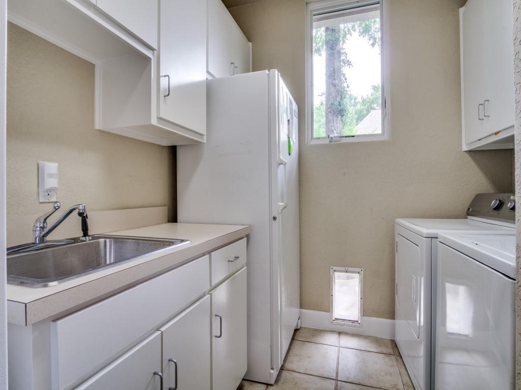 1014 Amanda Drive Mansfield, TX 76063 - Photo 22 of 40 a kitchen with a sink and cabinets