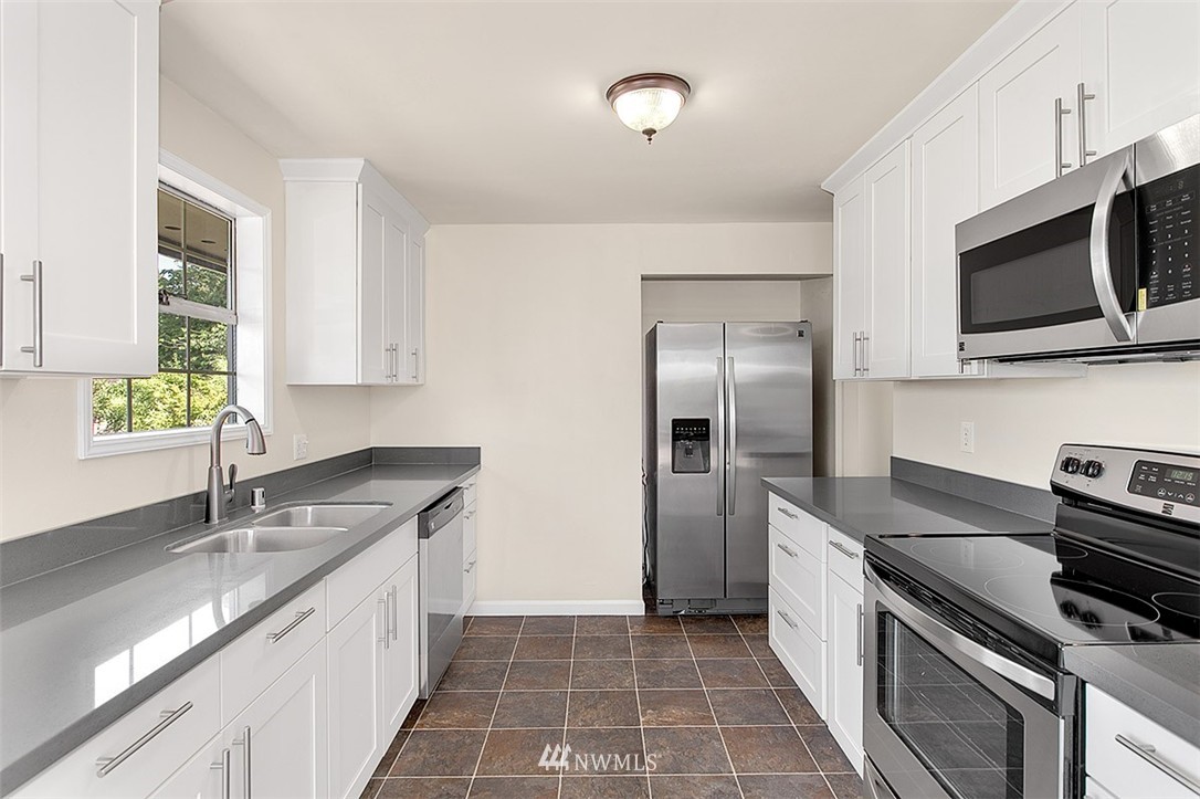 3116 Northeast 7th Street Renton, WA 98056 - Photo 5 of 19