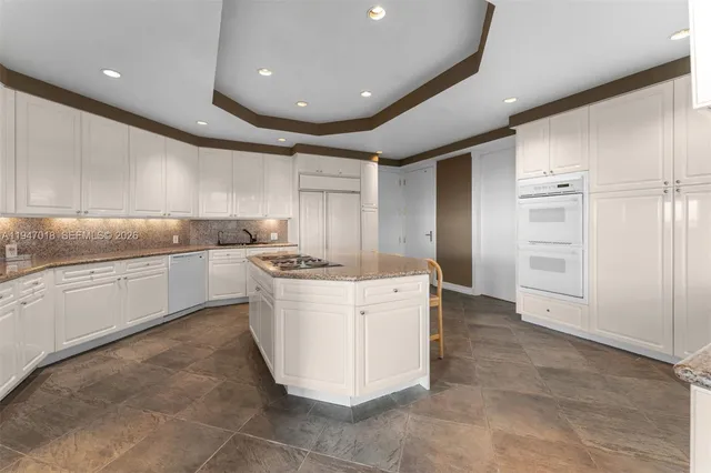 $9,900,000 | 5225 Collins Avenue, Unit PH8, Miami Beach, FL 33140