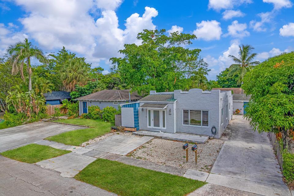 516 Nathan Hale Road, Unit 1 West Palm Beach, FL 33405 - Photo 2 of 24 Front unit.