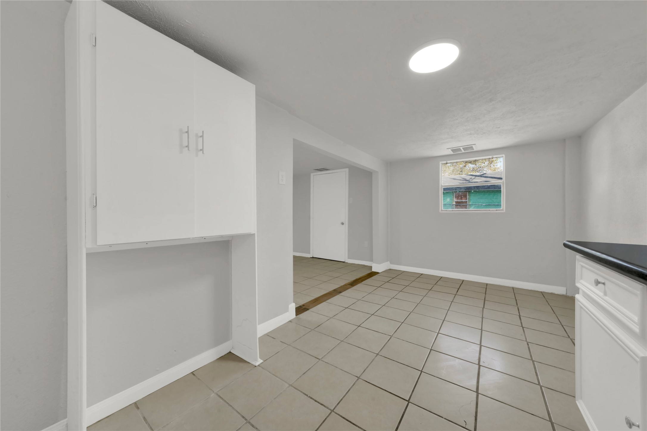 106 Hanover Street Houston, TX 77012 - Photo 28 of 49 an empty room with windows