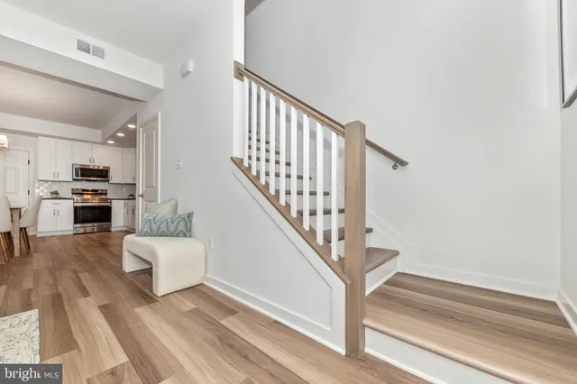 a view of entryway and kitchen