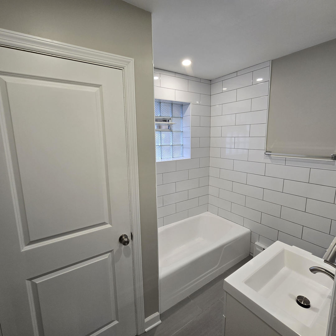 1817 West Touhy Avenue, Unit 2D Park Ridge, IL 60068 - Photo 4 of 7 a bathroom with a tub and sink