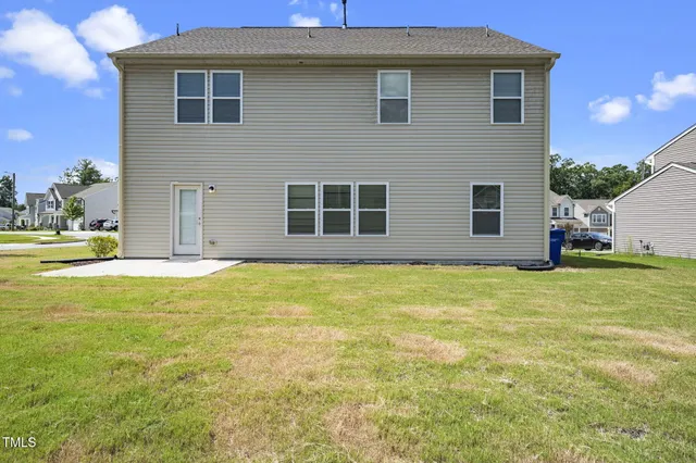 a view of a house with backyard and garden