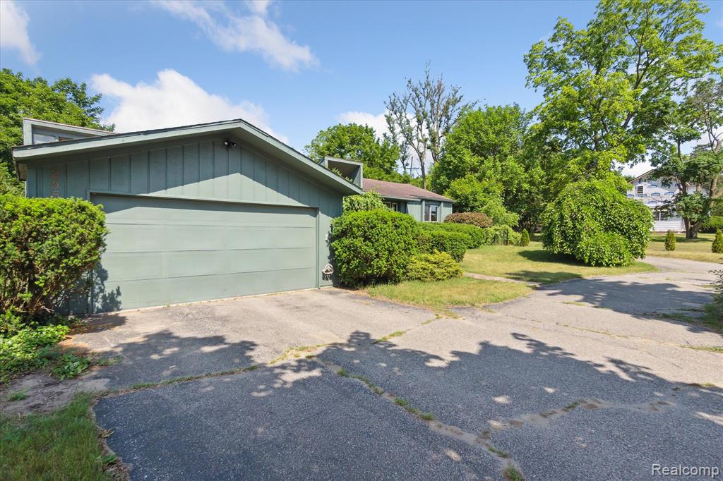 265 Airport Road Waterford, MI 48327 - Photo 2 of 47 Gallery Image 2