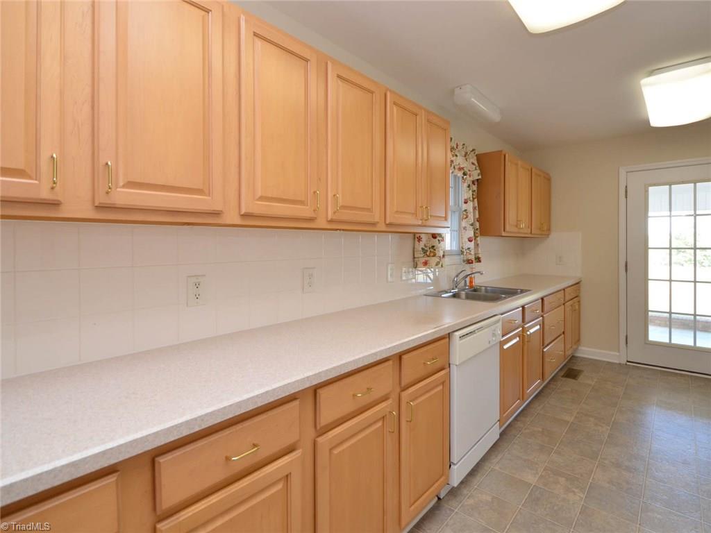 4900 Balsom Road Pfafftown, NC 27040 - Photo 8 of 21 Kitchen