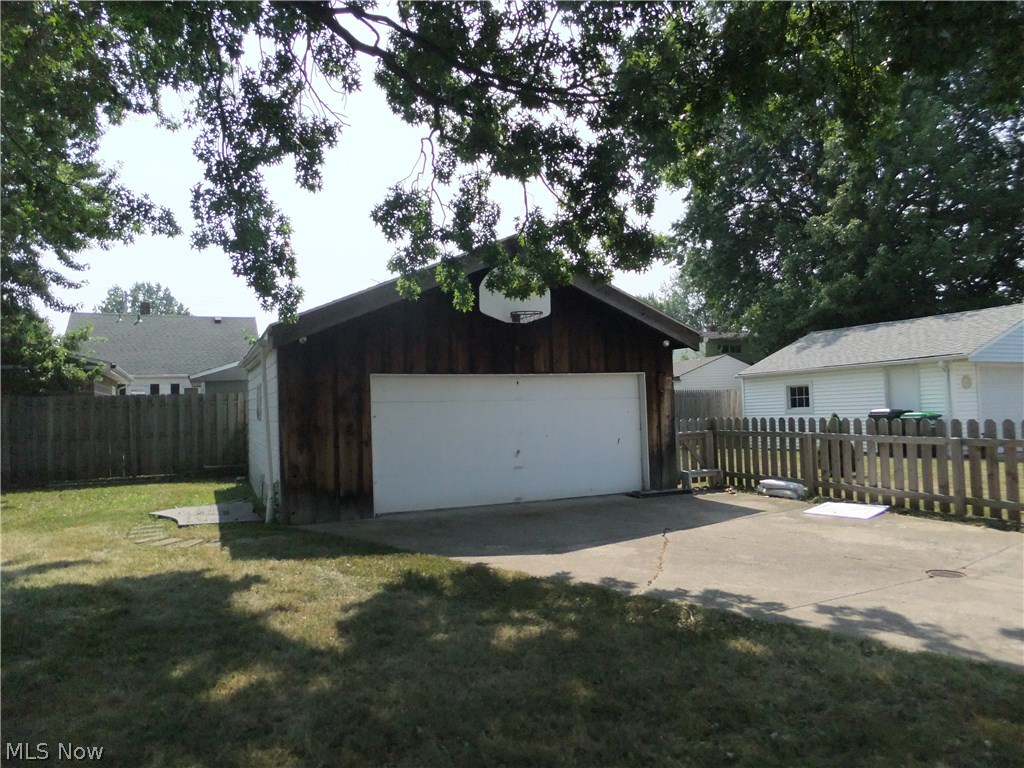 30110 Warren Road Wickliffe, OH 44092 - Photo 5 of 22 LARGE YARD AND GARAGE