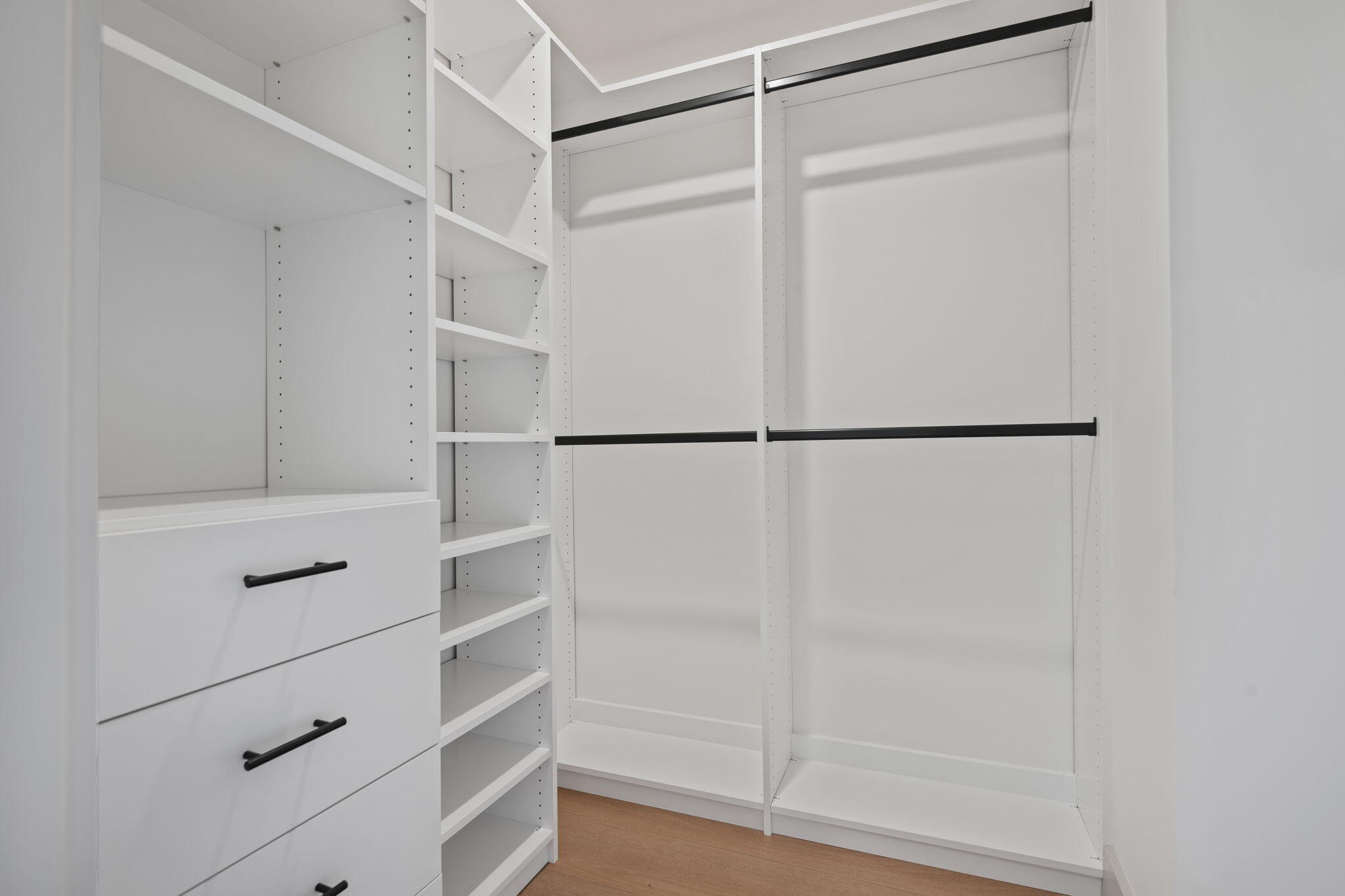 899 Cieneguitas Road Santa Barbara, CA 93110 - Photo 20 of 28 20 - Primary Closet