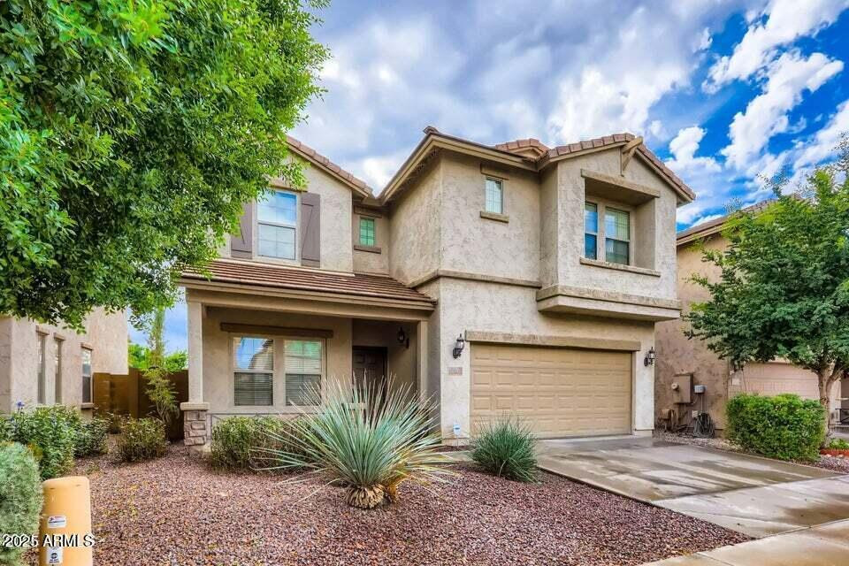 2039 West Kathleen Road Phoenix, AZ 85023 - Photo 2 of 33 a front view of a house with garden