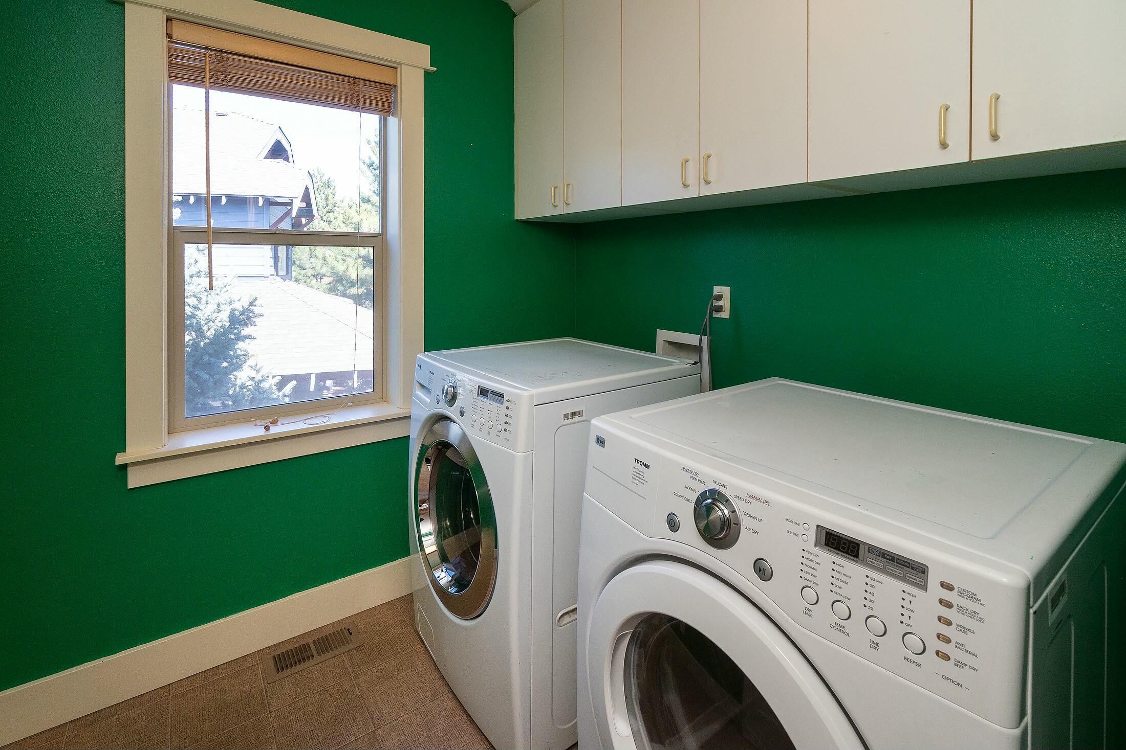 2539 Northwest Awbrey Road Bend, OR 97703 - Photo 15 of 27 Upstairs laundry room.
