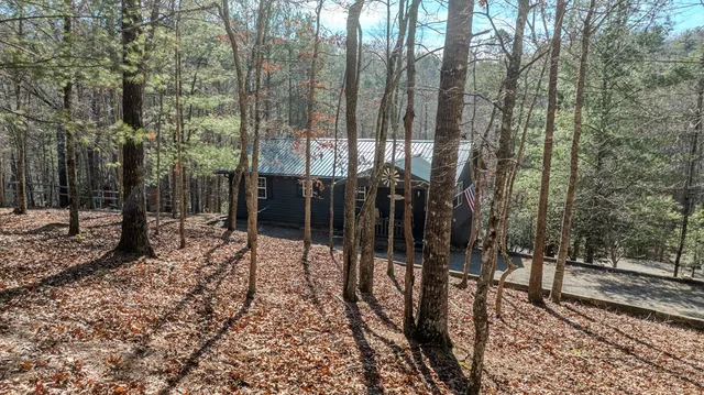 a picture of a book shelf