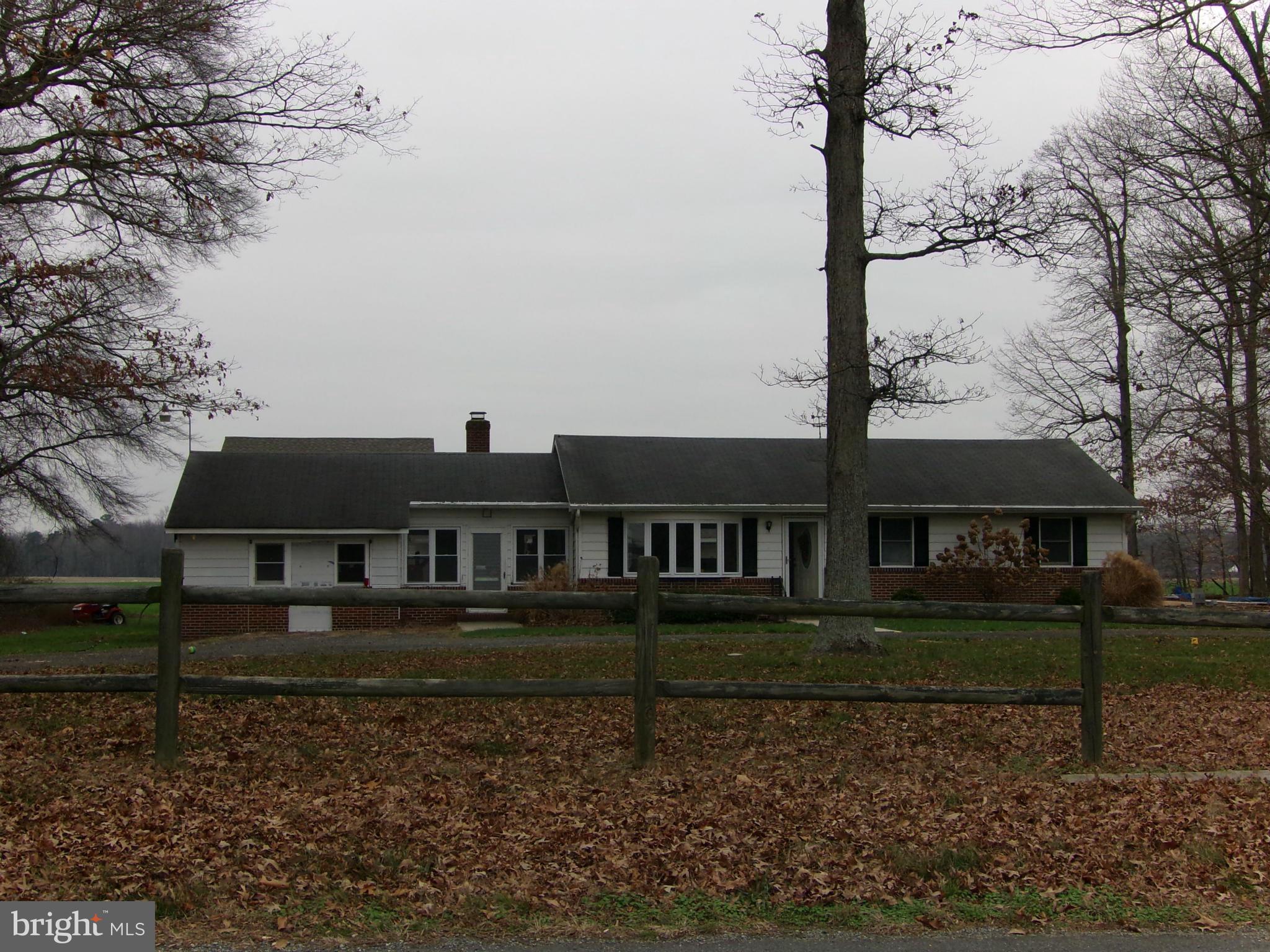29012 Rabbit Hill Road Easton, MD 21601 - Photo 2 of 22 a front view of a house with garden