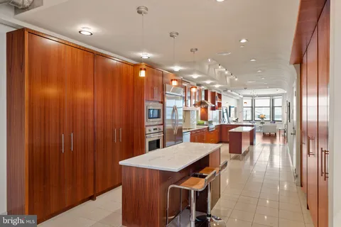 $995,000 | 1606 Chestnut Street, Unit 2, Philadelphia, PA 19103