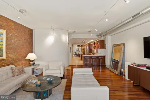$995,000 | 1606 Chestnut Street, Unit 2, Philadelphia, PA 19103