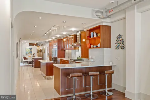 $995,000 | 1606 Chestnut Street, Unit 2, Philadelphia, PA 19103