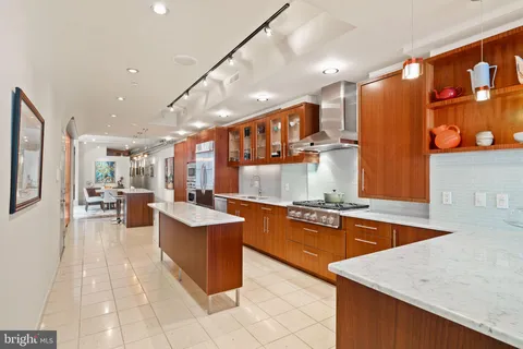 $995,000 | 1606 Chestnut Street, Unit 2, Philadelphia, PA 19103