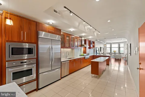 $995,000 | 1606 Chestnut Street, Unit 2, Philadelphia, PA 19103