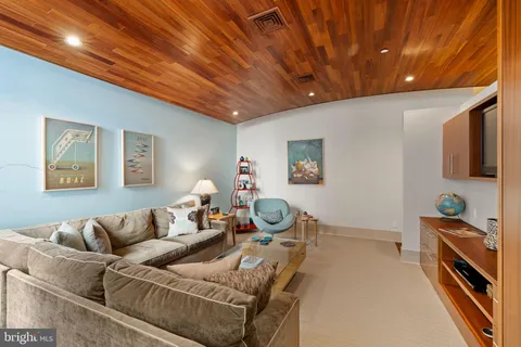 $995,000 | 1606 Chestnut Street, Unit 2, Philadelphia, PA 19103