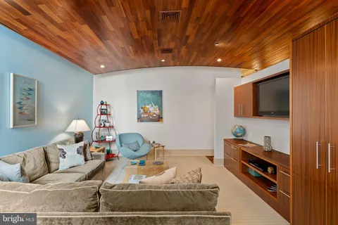 $995,000 | 1606 Chestnut Street, Unit 2, Philadelphia, PA 19103