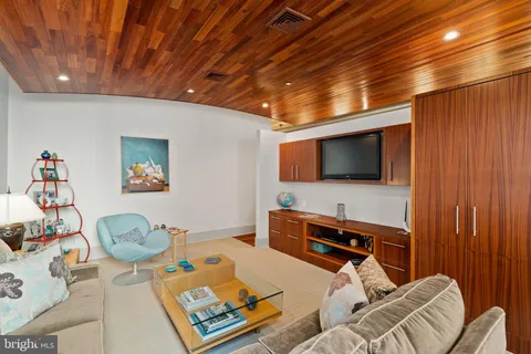 $995,000 | 1606 Chestnut Street, Unit 2, Philadelphia, PA 19103