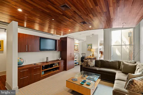 $995,000 | 1606 Chestnut Street, Unit 2, Philadelphia, PA 19103