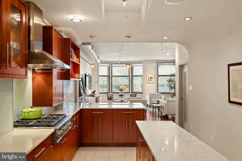 $995,000 | 1606 Chestnut Street, Unit 2, Philadelphia, PA 19103