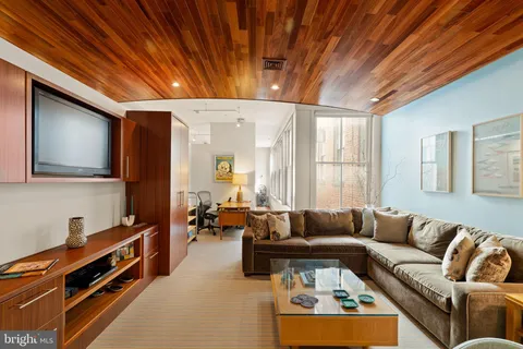 $995,000 | 1606 Chestnut Street, Unit 2, Philadelphia, PA 19103