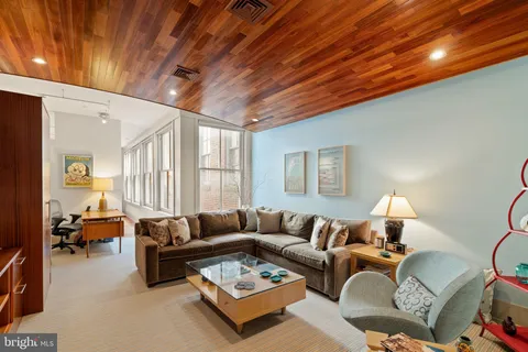 $995,000 | 1606 Chestnut Street, Unit 2, Philadelphia, PA 19103