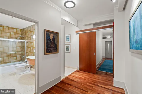 $995,000 | 1606 Chestnut Street, Unit 2, Philadelphia, PA 19103