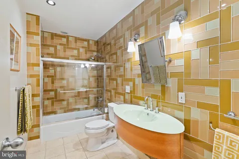 $995,000 | 1606 Chestnut Street, Unit 2, Philadelphia, PA 19103