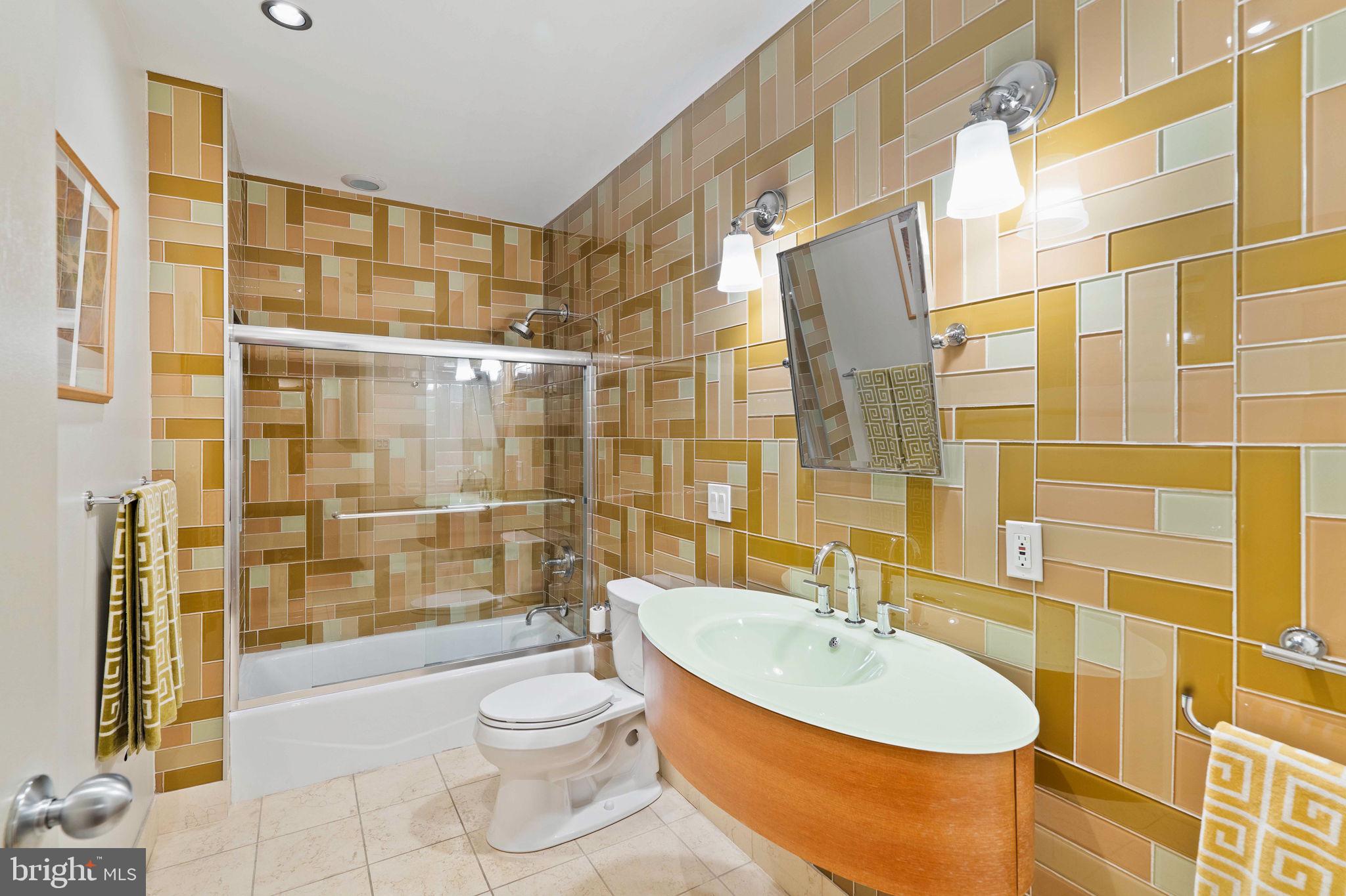 1606 Chestnut Street, Unit 2 Philadelphia, PA 19103 - Photo 38 of 60 2nd full bathroom (hall)