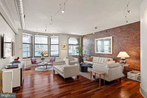 $995,000 | 1606 Chestnut Street, Unit 2, Philadelphia, PA 19103