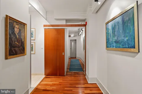 $995,000 | 1606 Chestnut Street, Unit 2, Philadelphia, PA 19103