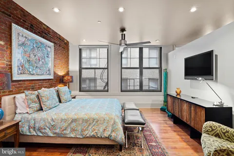 $995,000 | 1606 Chestnut Street, Unit 2, Philadelphia, PA 19103