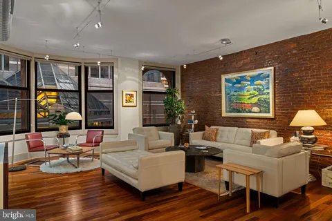 $995,000 | 1606 Chestnut Street, Unit 2, Philadelphia, PA 19103