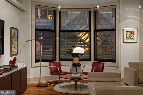 $995,000 | 1606 Chestnut Street, Unit 2, Philadelphia, PA 19103