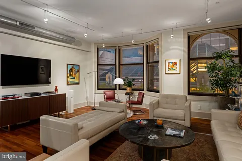 $995,000 | 1606 Chestnut Street, Unit 2, Philadelphia, PA 19103