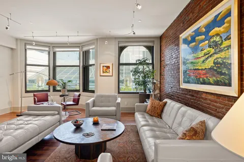 $995,000 | 1606 Chestnut Street, Unit 2, Philadelphia, PA 19103