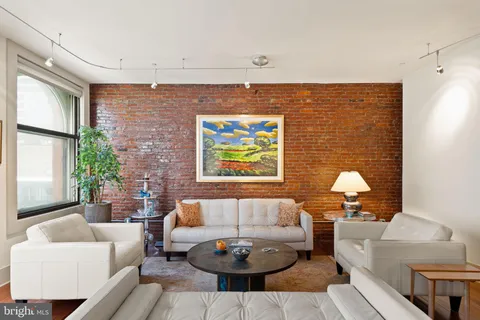 $995,000 | 1606 Chestnut Street, Unit 2, Philadelphia, PA 19103