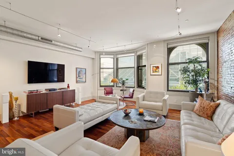 $995,000 | 1606 Chestnut Street, Unit 2, Philadelphia, PA 19103