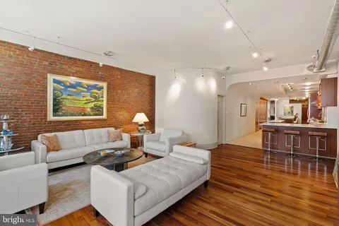 $995,000 | 1606 Chestnut Street, Unit 2, Philadelphia, PA 19103