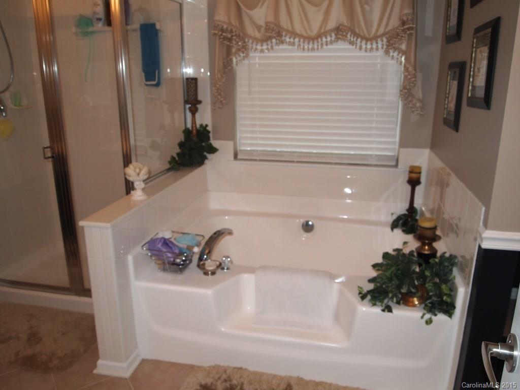 603 Panthers Way, Unit 190 Fort Mill, SC 29708 - Photo 11 of 17 a bathroom with a tub