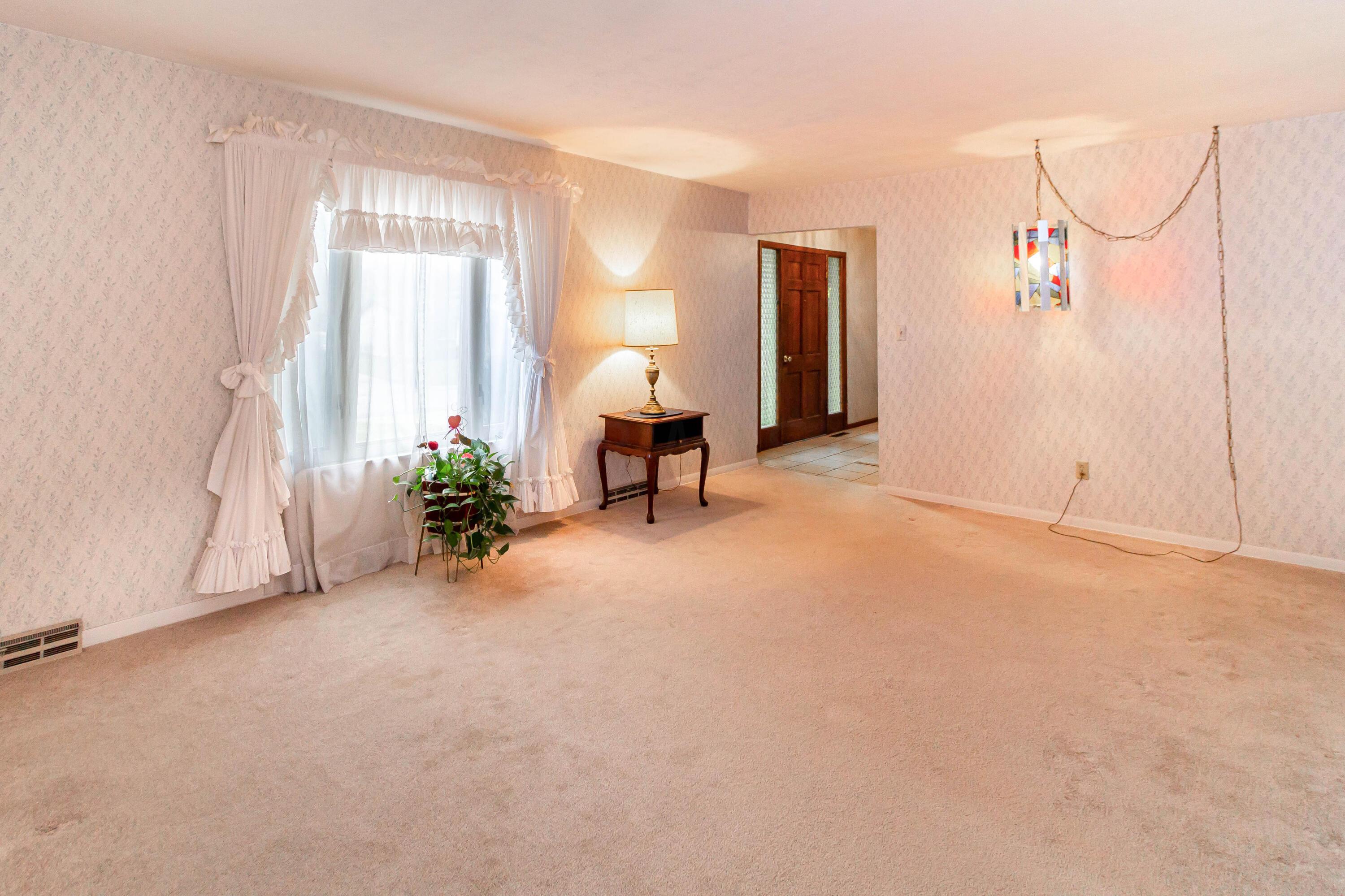 5575 Rockport Road Columbus, OH 43235 - Photo 2 of 28 5575 Rockport rd (2)