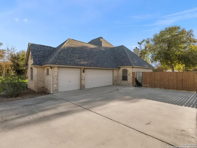 $675,000 | 837 Lakeview Trail, McQueeney, TX 78123