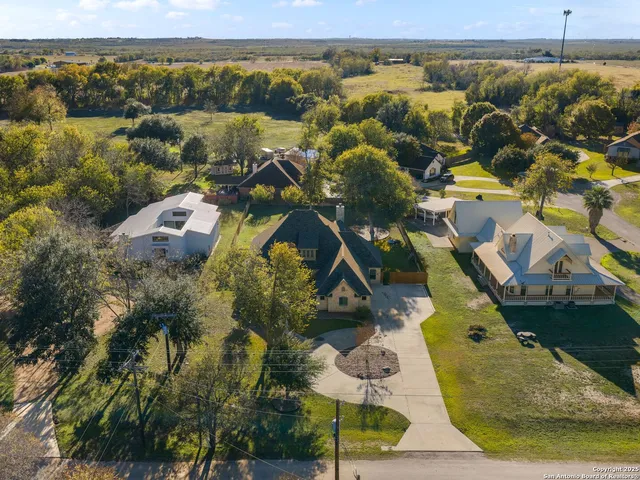 $675,000 | 837 Lakeview Trail, McQueeney, TX 78123