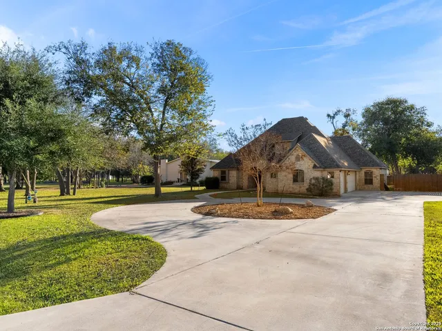 $675,000 | 837 Lakeview Trail, McQueeney, TX 78123